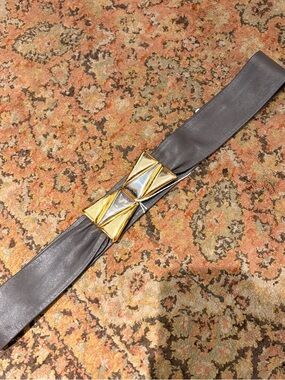 Vintage 1980s Schaffer grey leather waist belt with silver/gold tone metal clasp